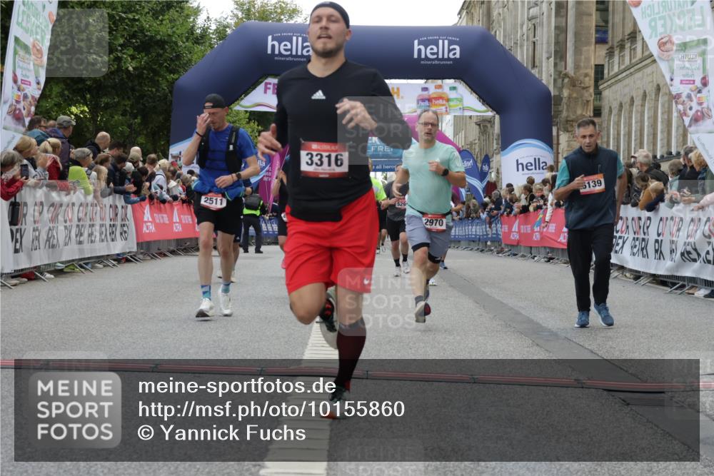 06.09.2026 - CURREX Alsterlauf Yannick Fuchs http://msf.ph/oto/10155860 06.09.2026 09:52:27 Ziel 2495, 2511, 2765, 2970, 3124, 3217, 3316, 4005, 4301, 4643, 4935, 5294, 5323, 5454, 5677, 6139 meine-sportfotos.de