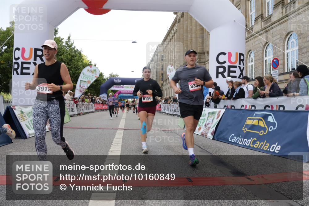 06.09.2026 - CURREX Alsterlauf Yannick Fuchs http://msf.ph/oto/10160849 06.09.2026 09:53:06 Ziel 2336, 2464, 2930, 3594, 3913, 4269, 4329, 4336, 4539, 4760, 4780, 4781, 5202, 5253, 5522, 6141, 6156, 6314, 8190, 8334 meine-sportfotos.de