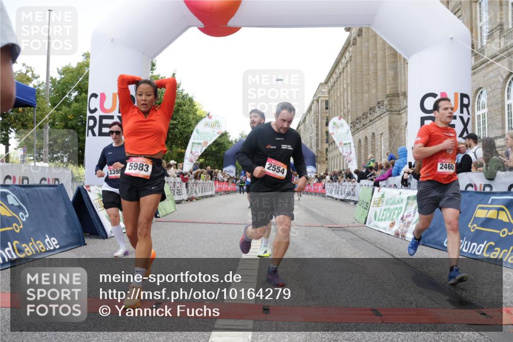 06.09.2026 - CURREX Alsterlauf Yannick Fuchs http://msf.ph/oto/10164279 06.09.2026 09:53:22 Ziel 2036, 2460, 2536, 2554, 2561, 3065, 3087, 3395, 3396, 3953, 4584, 4623, 4707, 4708, 4749, 4833, 4991, 5133, 5983, 8173, 8187, 8230, 8340 meine-sportfotos.de