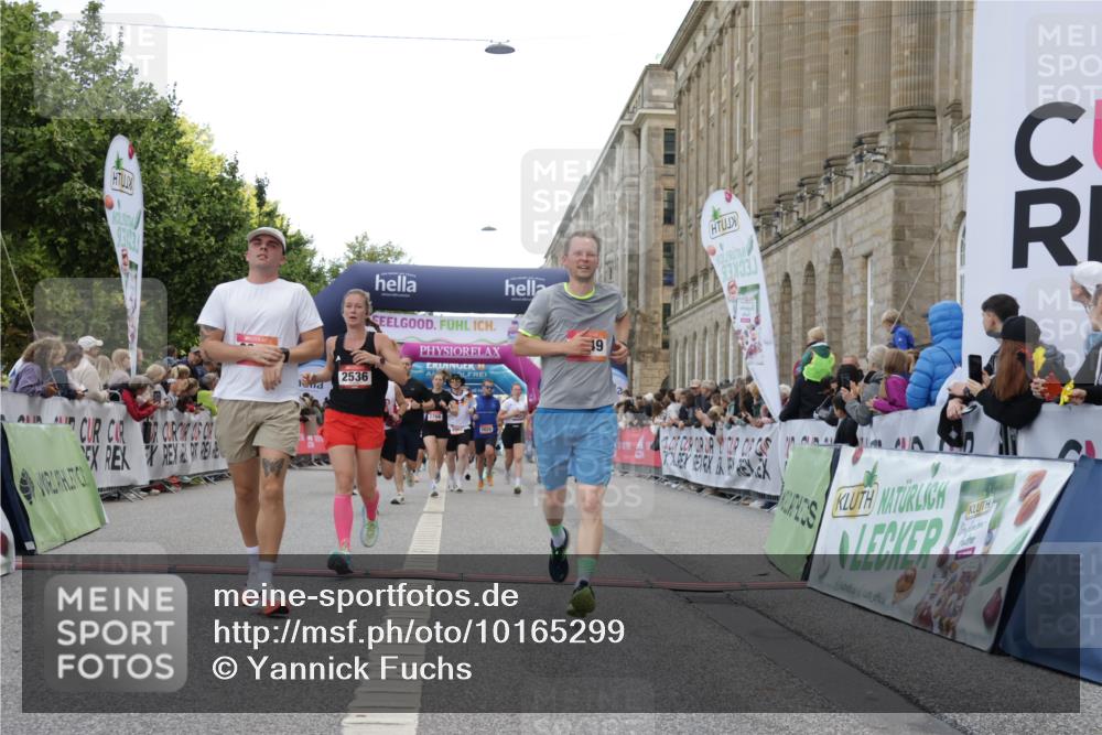 06.09.2026 - CURREX Alsterlauf Yannick Fuchs http://msf.ph/oto/10165299 06.09.2026 09:53:27 Ziel 2460, 2536, 2554, 2561, 2666, 2766, 3065, 3205, 3395, 3396, 3531, 3953, 4620, 4749, 4808, 4980, 5029, 5133, 5822, 5983, 8006, 8187 meine-sportfotos.de