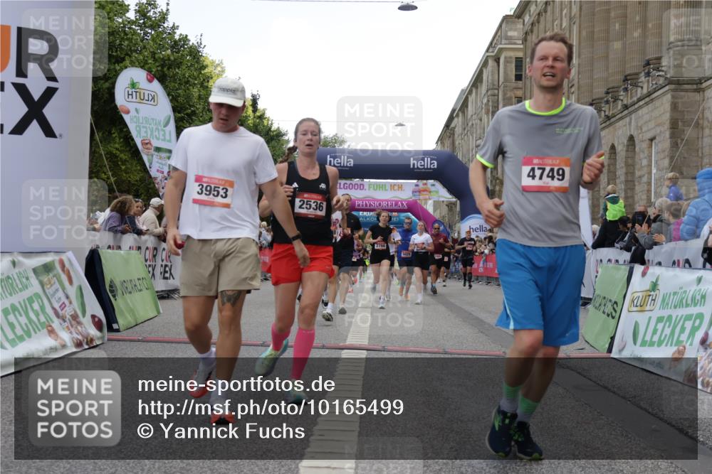06.09.2026 - CURREX Alsterlauf Yannick Fuchs http://msf.ph/oto/10165499 06.09.2026 09:53:28 Ziel 2460, 2536, 2554, 2561, 2666, 2766, 3065, 3205, 3395, 3396, 3531, 3953, 4620, 4749, 4808, 4945, 4980, 5029, 5133, 5546, 5822, 5839, 8006 meine-sportfotos.de