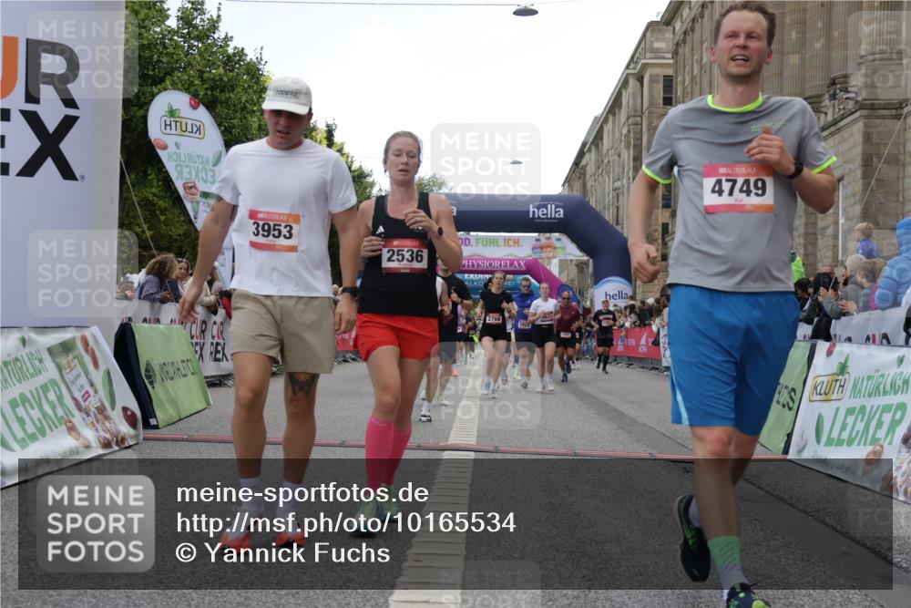 06.09.2026 - CURREX Alsterlauf Yannick Fuchs http://msf.ph/oto/10165534 06.09.2026 09:53:28 Ziel 2460, 2536, 2554, 2561, 2666, 2766, 3065, 3205, 3395, 3396, 3531, 3953, 4620, 4749, 4808, 4945, 4980, 5029, 5133, 5546, 5822, 5839, 8006 meine-sportfotos.de