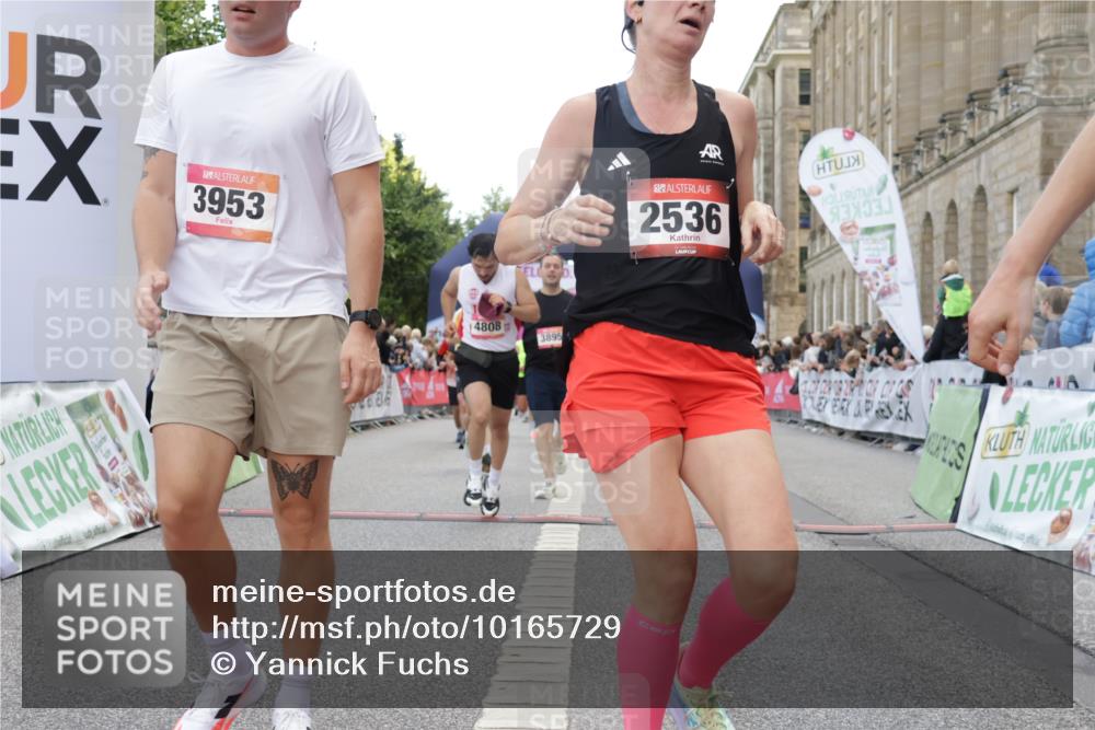 06.09.2026 - CURREX Alsterlauf Yannick Fuchs http://msf.ph/oto/10165729 06.09.2026 09:53:29 Ziel 2536, 2561, 2666, 2766, 2782, 3065, 3205, 3531, 3953, 4620, 4749, 4808, 4945, 4980, 5029, 5133, 5546, 5822, 5839, 8006, 8133 meine-sportfotos.de