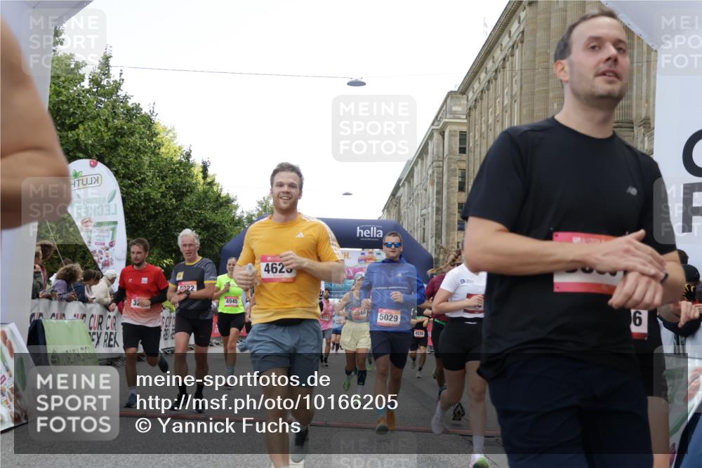 06.09.2026 - CURREX Alsterlauf Yannick Fuchs http://msf.ph/oto/10166205 06.09.2026 09:53:31 Ziel 2536, 2561, 2666, 2766, 2782, 3205, 3531, 3953, 4572, 4620, 4749, 4808, 4937, 4945, 4980, 5029, 5133, 5236, 5546, 5656, 5822, 5839, 6372, 6455, 8006, 8133, 8135 meine-sportfotos.de