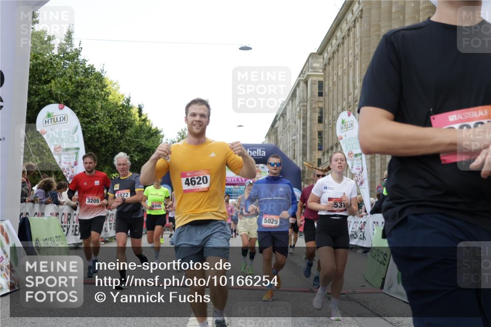 06.09.2026 - CURREX Alsterlauf Yannick Fuchs http://msf.ph/oto/10166254 06.09.2026 09:53:32 Ziel 2536, 2666, 2766, 2782, 3205, 3531, 3953, 4283, 4572, 4620, 4749, 4797, 4808, 4832, 4937, 4945, 4980, 5029, 5133, 5236, 5446, 5546, 5656, 5822, 5839, 6372, 6455, 8006, 8133, 8135 meine-sportfotos.de