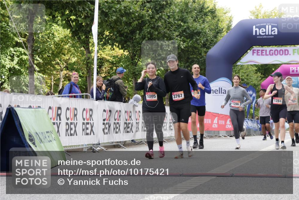 06.09.2026 - CURREX Alsterlauf Yannick Fuchs http://msf.ph/oto/10175421 06.09.2026 12:01:45 Ziel 1095, 1284, 1285, 1286, 1288 meine-sportfotos.de