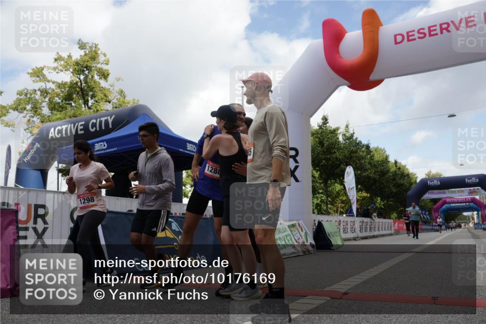 06.09.2026 - CURREX Alsterlauf Yannick Fuchs http://msf.ph/oto/10176169 06.09.2026 12:01:58 Ziel 1298, 1305, 1326, 8042 meine-sportfotos.de