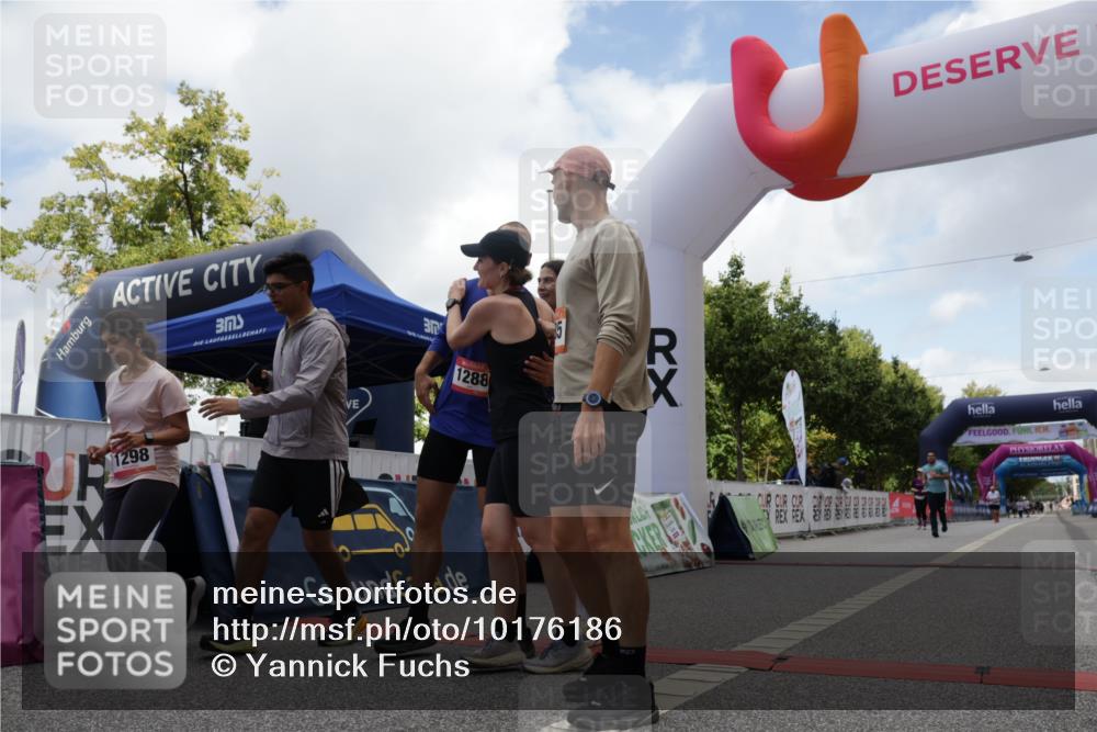 06.09.2026 - CURREX Alsterlauf Yannick Fuchs http://msf.ph/oto/10176186 06.09.2026 12:01:58 Ziel 1298, 1305, 1326, 8042 meine-sportfotos.de