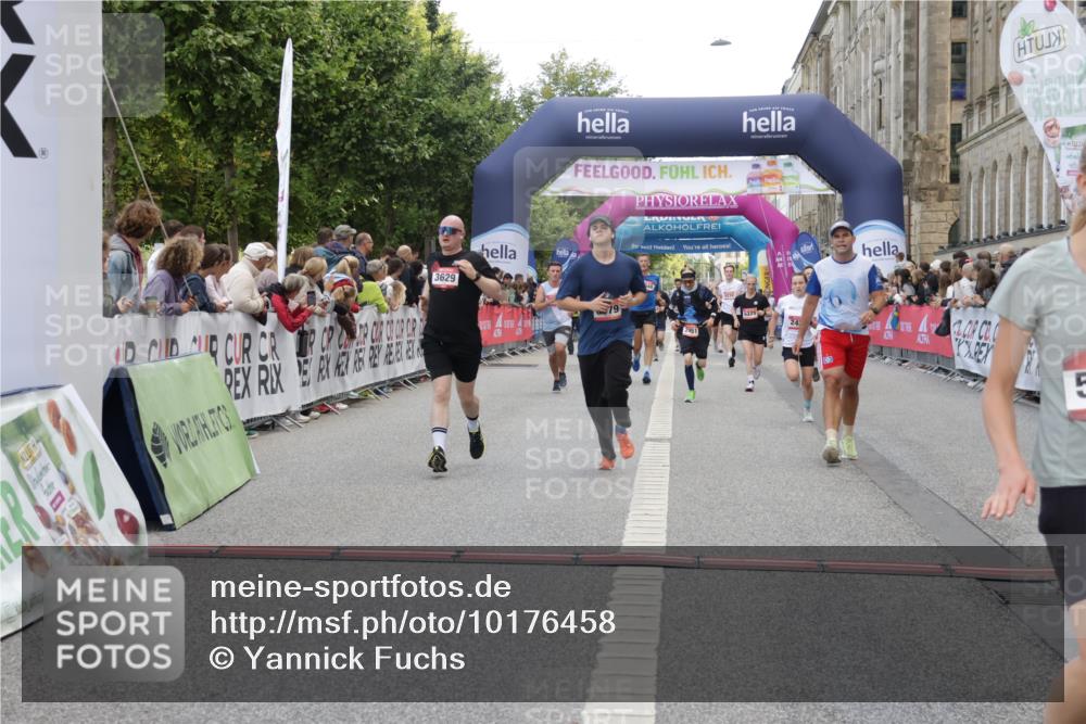 06.09.2026 - CURREX Alsterlauf Yannick Fuchs http://msf.ph/oto/10176458 06.09.2026 09:54:43 Ziel 2179, 2433, 2451, 2477, 2640, 3233, 3410, 3413, 3478, 3629, 4206, 4974, 5116, 5250, 5447, 5654, 5666, 5700, 5701, 6011, 6079, 6329, 6331, 6437 meine-sportfotos.de