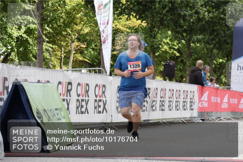 06.09.2026 - CURREX Alsterlauf Yannick Fuchs http://msf.ph/oto/10176704 06.09.2026 12:02:25 Ziel 1072, 1320, 1337 meine-sportfotos.de