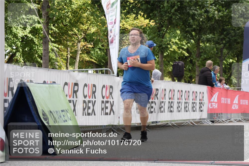 06.09.2026 - CURREX Alsterlauf Yannick Fuchs http://msf.ph/oto/10176720 06.09.2026 12:02:25 Ziel 1072, 1320, 1337 meine-sportfotos.de