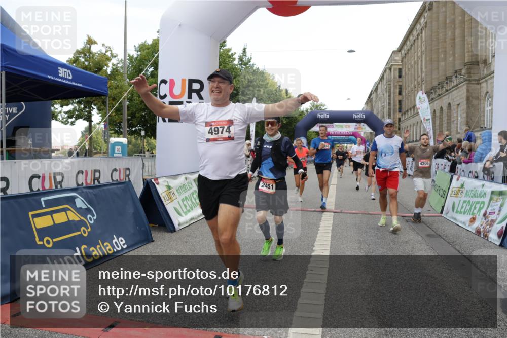 06.09.2026 - CURREX Alsterlauf Yannick Fuchs http://msf.ph/oto/10176812 06.09.2026 09:54:48 Ziel 2395, 2433, 2451, 2587, 2640, 3233, 3251, 3413, 3629, 3991, 4206, 4394, 4974, 5165, 5657, 5666, 6079, 6210 meine-sportfotos.de