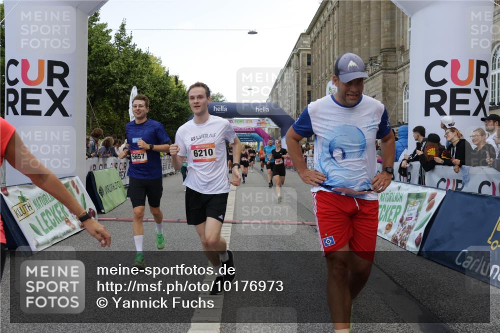 06.09.2026 - CURREX Alsterlauf Yannick Fuchs http://msf.ph/oto/10176973 06.09.2026 09:54:51 Ziel 2395, 2433, 2451, 2587, 2640, 3251, 3341, 3413, 3629, 3991, 4206, 4335, 4394, 4458, 4974, 5165, 5657, 5666, 6079, 6191, 6210 meine-sportfotos.de