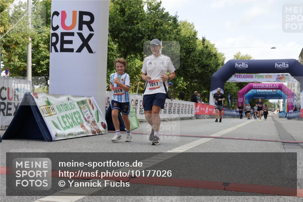 06.09.2026 - CURREX Alsterlauf Yannick Fuchs http://msf.ph/oto/10177026 06.09.2026 12:02:36 Ziel 1017, 1019 meine-sportfotos.de