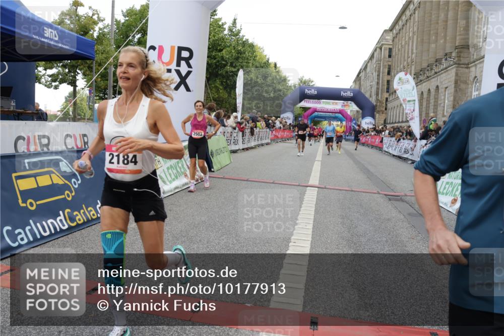 06.09.2026 - CURREX Alsterlauf Yannick Fuchs http://msf.ph/oto/10177913 06.09.2026 09:55:05 Ziel 2184, 2261, 2348, 2397, 2494, 2502, 2826, 2962, 3291, 4322, 4622, 4765, 4839, 5094, 5298, 5385, 5721 meine-sportfotos.de