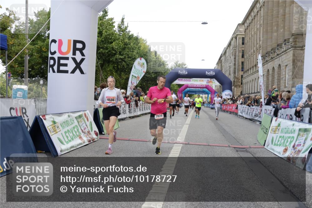 06.09.2026 - CURREX Alsterlauf Yannick Fuchs http://msf.ph/oto/10178727 06.09.2026 09:55:16 Ziel 2012, 2499, 2908, 3344, 4266, 4512, 4615, 4622, 4686, 4765, 4956, 5721, 5855, 6216 meine-sportfotos.de