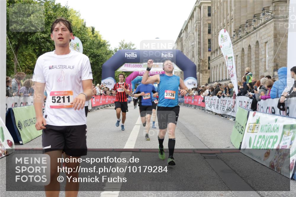 06.09.2026 - CURREX Alsterlauf Yannick Fuchs http://msf.ph/oto/10179284 06.09.2026 09:55:24 Ziel 2012, 2231, 2232, 3126, 3344, 3484, 4512, 4688, 5211, 5314, 5855, 6293, 6367 meine-sportfotos.de