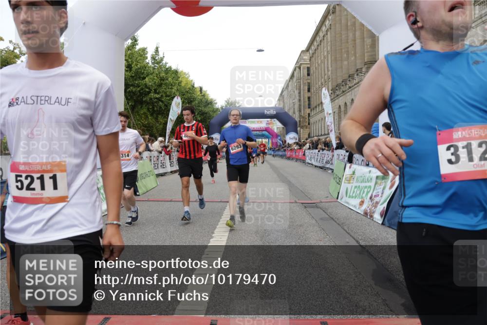 06.09.2026 - CURREX Alsterlauf Yannick Fuchs http://msf.ph/oto/10179470 06.09.2026 09:55:26 Ziel 2012, 2231, 2232, 3126, 3271, 3344, 3484, 4512, 4688, 5211, 5314, 5531, 5855, 6293, 6367 meine-sportfotos.de