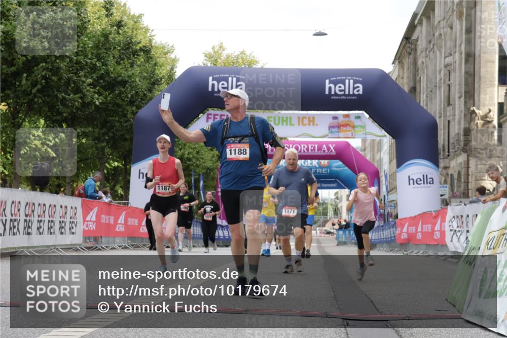 06.09.2026 - CURREX Alsterlauf Yannick Fuchs http://msf.ph/oto/10179674 06.09.2026 12:04:09 Ziel 1142, 1171, 1172, 1187, 1188, 1246 meine-sportfotos.de