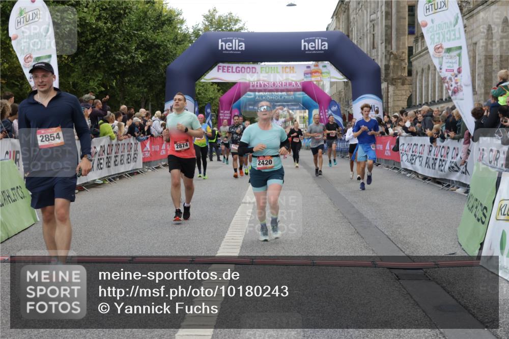 06.09.2026 - CURREX Alsterlauf Yannick Fuchs http://msf.ph/oto/10180243 06.09.2026 09:55:35 Ziel 2308, 2420, 2854, 2874, 3271, 3481, 3550, 4284, 4404, 4827, 4949, 5531, 5720, 6367, 8027 meine-sportfotos.de