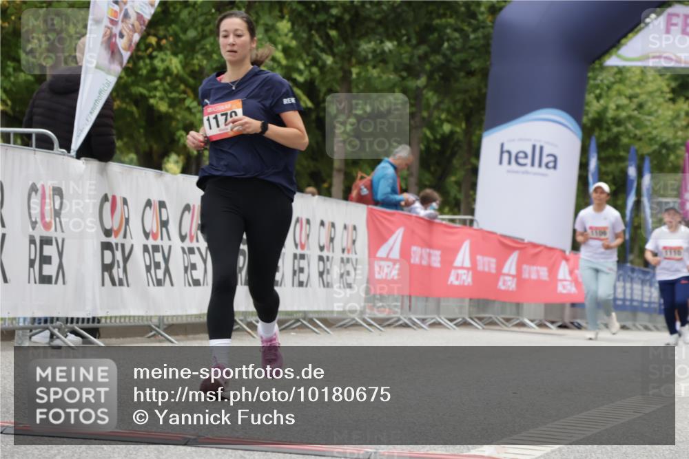 06.09.2026 - CURREX Alsterlauf Yannick Fuchs http://msf.ph/oto/10180675 06.09.2026 12:04:33 Ziel 1174, 1179 meine-sportfotos.de