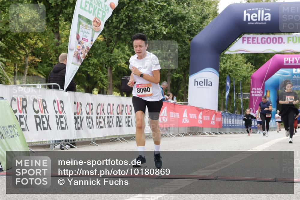 06.09.2026 - CURREX Alsterlauf Yannick Fuchs http://msf.ph/oto/10180869 06.09.2026 12:04:44 Ziel 1109, 1110, 8090 meine-sportfotos.de
