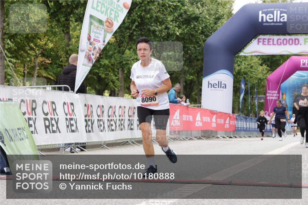 06.09.2026 - CURREX Alsterlauf Yannick Fuchs http://msf.ph/oto/10180888 06.09.2026 12:04:44 Ziel 1109, 1110, 8090 meine-sportfotos.de