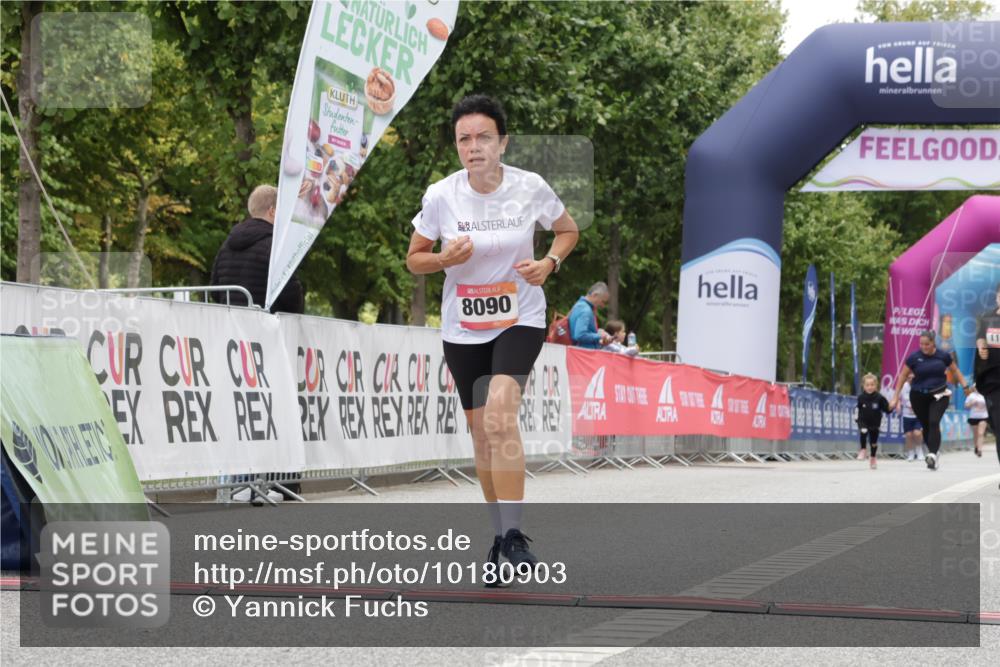06.09.2026 - CURREX Alsterlauf Yannick Fuchs http://msf.ph/oto/10180903 06.09.2026 12:04:44 Ziel 1109, 1110, 8090 meine-sportfotos.de