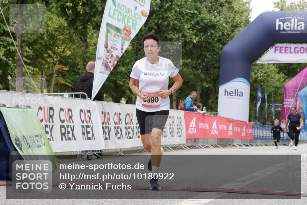 06.09.2026 - CURREX Alsterlauf Yannick Fuchs http://msf.ph/oto/10180922 06.09.2026 12:04:44 Ziel 1109, 1110, 8090 meine-sportfotos.de
