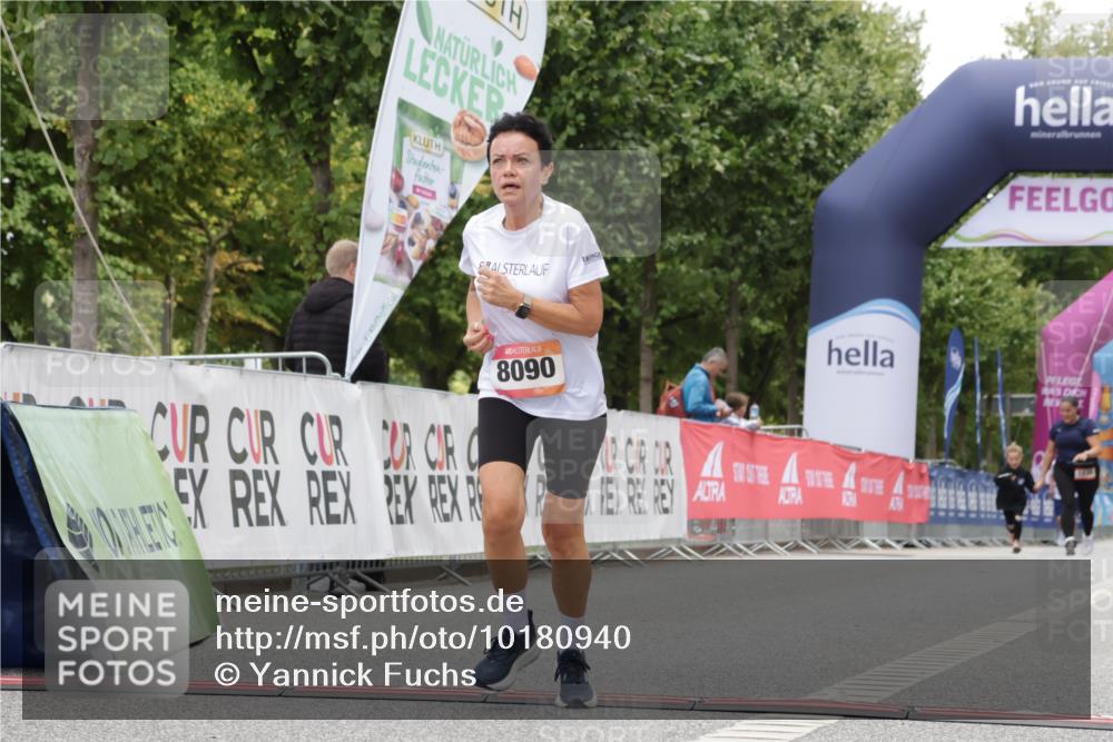 06.09.2026 - CURREX Alsterlauf Yannick Fuchs http://msf.ph/oto/10180940 06.09.2026 12:04:44 Ziel 1109, 1110, 8090 meine-sportfotos.de