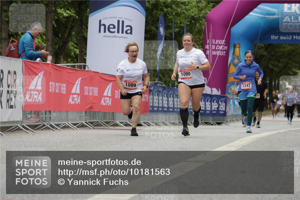06.09.2026 - CURREX Alsterlauf Yannick Fuchs http://msf.ph/oto/10181563 06.09.2026 12:05:17 Ziel 1089, 1090 meine-sportfotos.de