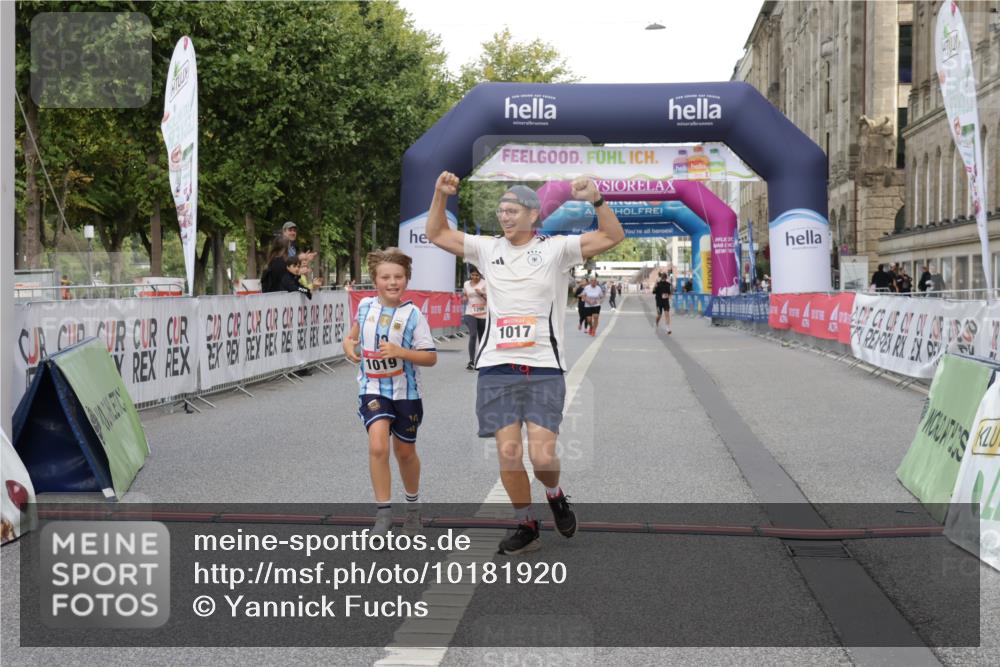 06.09.2026 - CURREX Alsterlauf Yannick Fuchs http://msf.ph/oto/10181920 06.09.2026 12:09:34 Ziel 1017, 1019 meine-sportfotos.de