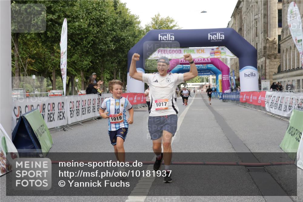 06.09.2026 - CURREX Alsterlauf Yannick Fuchs http://msf.ph/oto/10181937 06.09.2026 12:09:34 Ziel 1017, 1019 meine-sportfotos.de