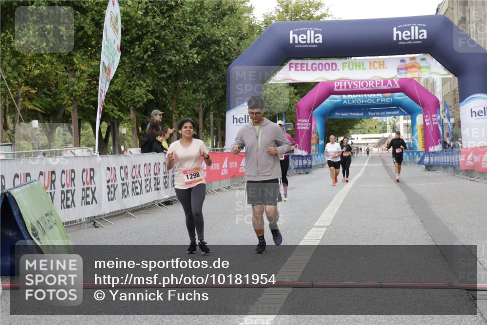 06.09.2026 - CURREX Alsterlauf Yannick Fuchs http://msf.ph/oto/10181954 06.09.2026 12:09:40 Ziel 1017, 1019, 1298, 1305 meine-sportfotos.de