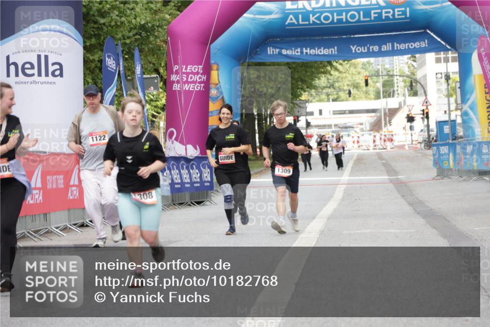 06.09.2026 - CURREX Alsterlauf Yannick Fuchs http://msf.ph/oto/10182768 06.09.2026 12:11:40 Ziel  meine-sportfotos.de