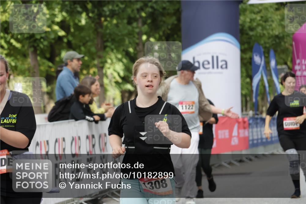 06.09.2026 - CURREX Alsterlauf Yannick Fuchs http://msf.ph/oto/10182899 06.09.2026 12:11:45 Ziel 1308, 1309 meine-sportfotos.de