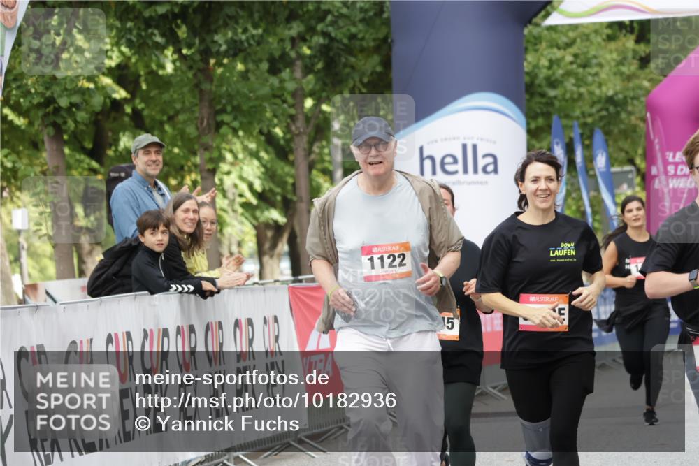06.09.2026 - CURREX Alsterlauf Yannick Fuchs http://msf.ph/oto/10182936 06.09.2026 12:11:47 Ziel 1122, 1308, 1309 meine-sportfotos.de