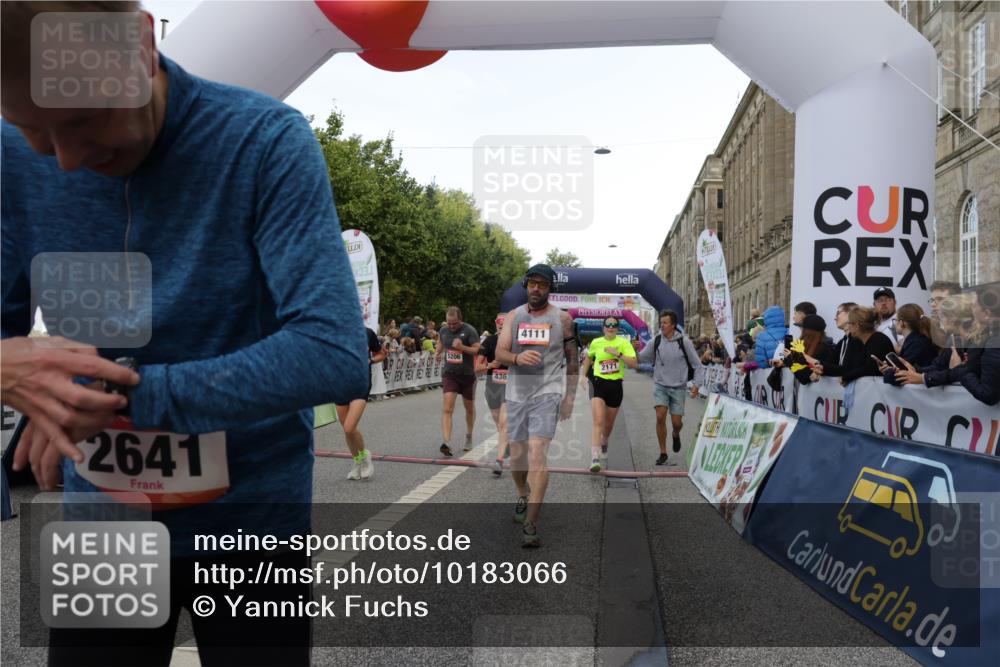 06.09.2026 - CURREX Alsterlauf Yannick Fuchs http://msf.ph/oto/10183066 06.09.2026 09:56:11 Ziel 2171, 2516, 2548, 2805, 3225, 3486, 3571, 3636, 3830, 4111, 4365, 4809, 5085, 5095, 5206, 6170, 8105, 8170 meine-sportfotos.de