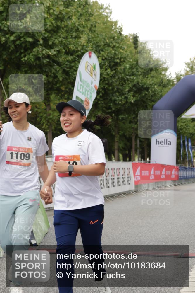 06.09.2026 - CURREX Alsterlauf Yannick Fuchs http://msf.ph/oto/10183684 06.09.2026 12:13:42 Ziel 1109, 1110 meine-sportfotos.de