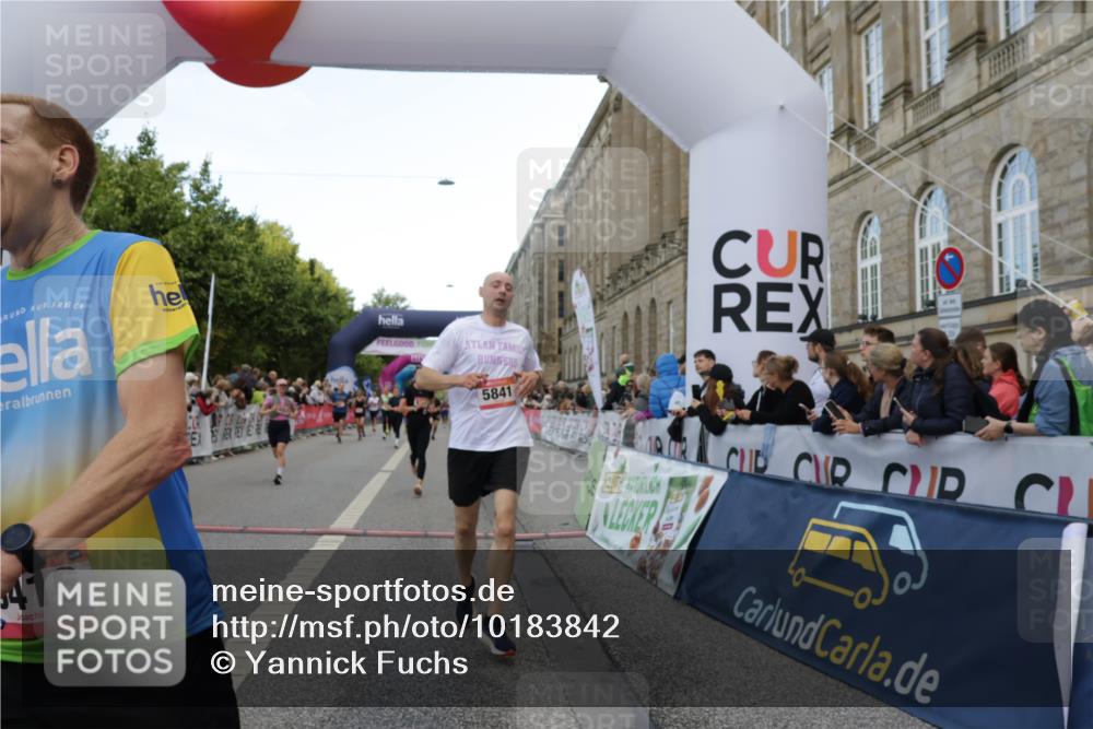 06.09.2026 - CURREX Alsterlauf Yannick Fuchs http://msf.ph/oto/10183842 06.09.2026 09:56:22 Ziel 2085, 2341, 3486, 3571, 3577, 4057, 4715, 5332, 5682, 5841, 6416, 6441, 8134 meine-sportfotos.de