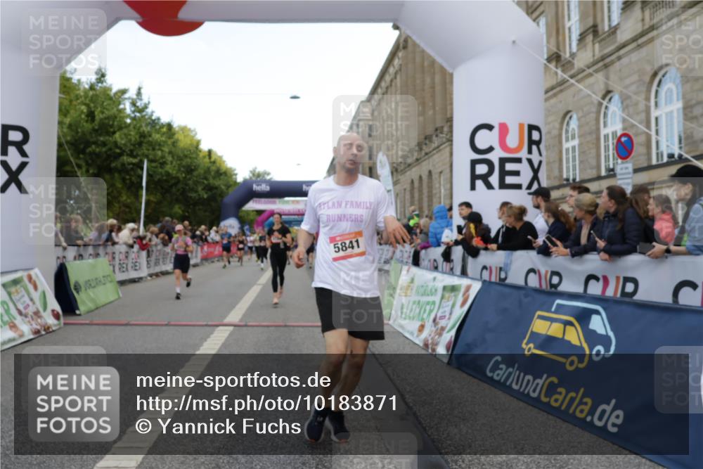 06.09.2026 - CURREX Alsterlauf Yannick Fuchs http://msf.ph/oto/10183871 06.09.2026 09:56:22 Ziel 2085, 2341, 3486, 3571, 3577, 4057, 4715, 5332, 5682, 5841, 6416, 6441, 8134 meine-sportfotos.de