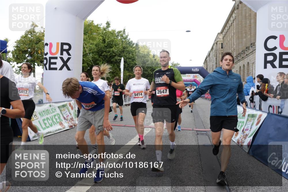 06.09.2026 - CURREX Alsterlauf Yannick Fuchs http://msf.ph/oto/10186167 06.09.2026 09:56:45 Ziel 2338, 2647, 2648, 2927, 3123, 3365, 3606, 3638, 4088, 4278, 4422, 5011, 5026, 5312, 5313, 5411, 5412, 5413, 5414, 5543, 5848, 5973, 6048, 6159, 6164, 8080, 8132 meine-sportfotos.de