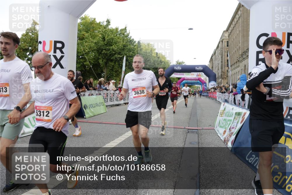 06.09.2026 - CURREX Alsterlauf Yannick Fuchs http://msf.ph/oto/10186658 06.09.2026 09:56:50 Ziel 2236, 2647, 2648, 2927, 3123, 3606, 3638, 3689, 4126, 4422, 4717, 5011, 5312, 5313, 5411, 5412, 5413, 5414, 5543, 5719, 5973, 6048, 6159, 8080 meine-sportfotos.de