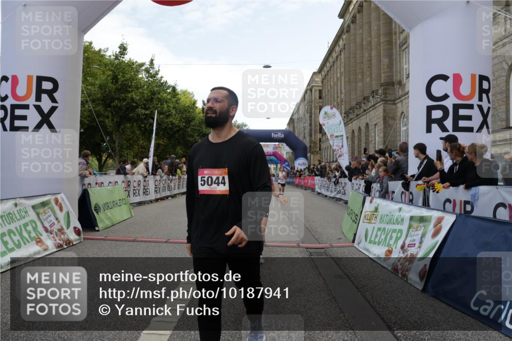06.09.2026 - CURREX Alsterlauf Yannick Fuchs http://msf.ph/oto/10187941 06.09.2026 10:05:13 Ziel 2718, 4230, 4231, 4565, 4994, 5044, 5300, 6110, 6155, 6209, 6242, 6251, 6253, 6392, 8064, 8099, 8243 meine-sportfotos.de