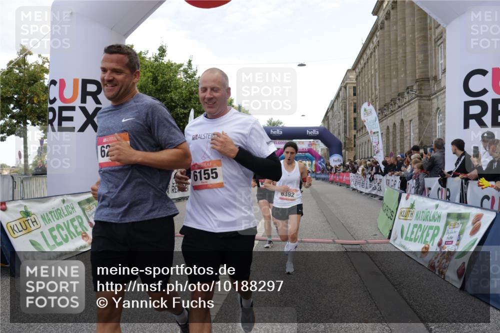 06.09.2026 - CURREX Alsterlauf Yannick Fuchs http://msf.ph/oto/10188297 06.09.2026 10:05:18 Ziel 1239, 2195, 2718, 3011, 3336, 3737, 3838, 4230, 4565, 4769, 4994, 5044, 6110, 6155, 6242, 6392, 8243 meine-sportfotos.de