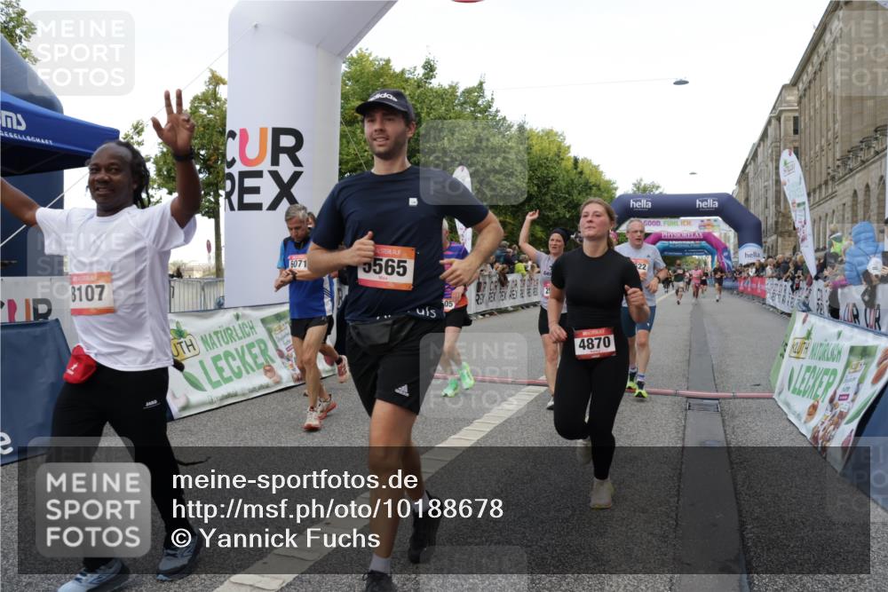 06.09.2026 - CURREX Alsterlauf Yannick Fuchs http://msf.ph/oto/10188678 06.09.2026 09:57:13 Ziel 2056, 2311, 2557, 2968, 3349, 3505, 3622, 3694, 4870, 5166, 5320, 5565, 6071, 6394, 6396, 8107, 8167 meine-sportfotos.de
