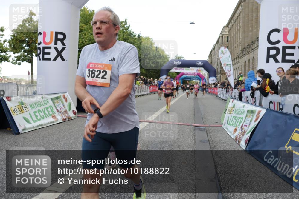 06.09.2026 - CURREX Alsterlauf Yannick Fuchs http://msf.ph/oto/10188822 06.09.2026 09:57:15 Ziel 2056, 2311, 2557, 2900, 3349, 3505, 3622, 3673, 3694, 4870, 5166, 5320, 5345, 5398, 5565, 6071, 6394, 6396, 8093, 8107 meine-sportfotos.de