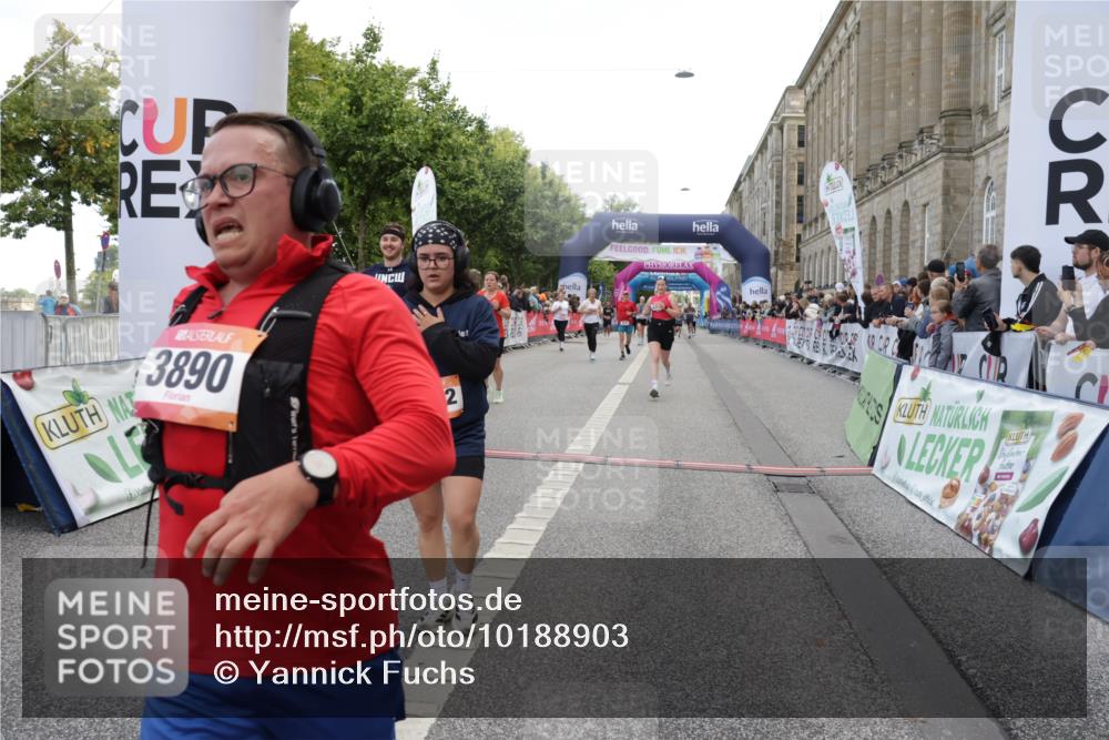 06.09.2026 - CURREX Alsterlauf Yannick Fuchs http://msf.ph/oto/10188903 06.09.2026 10:05:28 Ziel 1239, 2195, 2310, 3011, 3315, 3336, 3527, 3528, 3737, 3838, 3890, 4151, 4642, 4769, 5349 meine-sportfotos.de