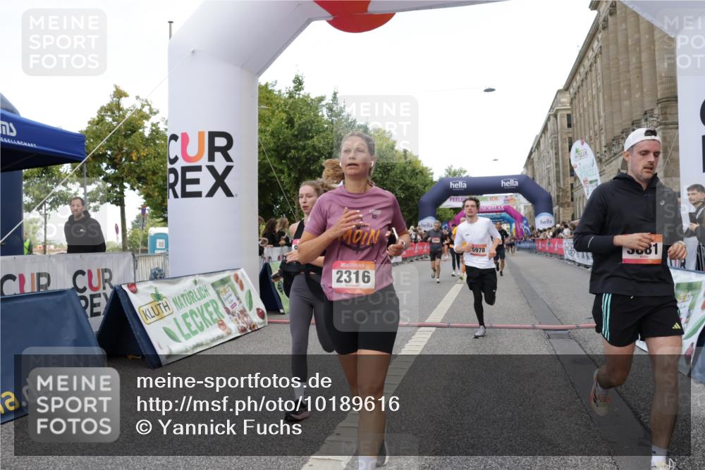 06.09.2026 - CURREX Alsterlauf Yannick Fuchs http://msf.ph/oto/10189616 06.09.2026 09:57:27 Ziel 2316, 2900, 2966, 3236, 3559, 3881, 3914, 3978, 4641, 4859, 5345, 5398, 5463, 5510, 5978, 6119, 6279, 8029, 8198, 8281 meine-sportfotos.de