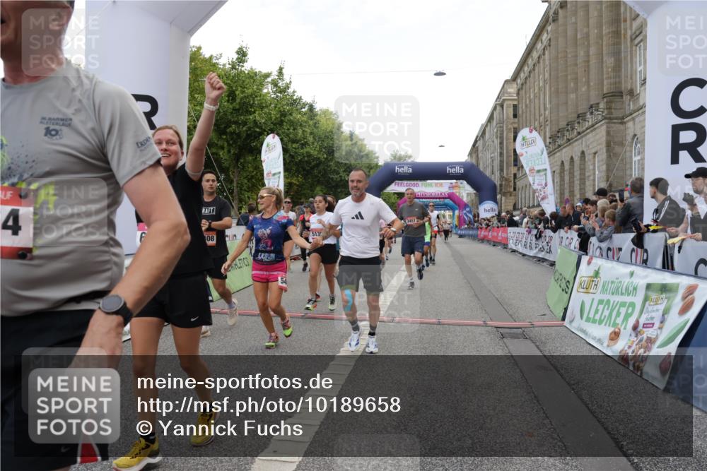 06.09.2026 - CURREX Alsterlauf Yannick Fuchs http://msf.ph/oto/10189658 06.09.2026 10:05:41 Ziel 2267, 2476, 2659, 3064, 3180, 3230, 3314, 3439, 3457, 4152, 4408, 4430, 4511, 4538, 5135, 5137, 5373, 5390, 5405, 5406, 5777, 6458 meine-sportfotos.de